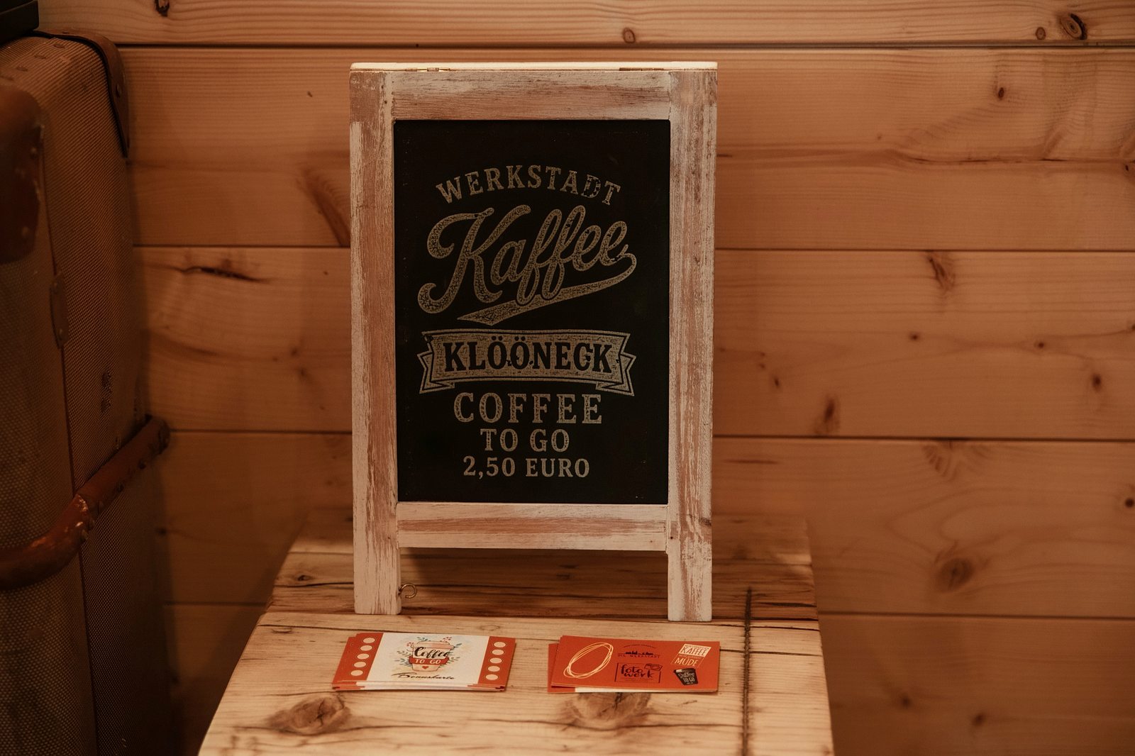 Tafelschild „Werkstadt Kaffee Klööneck – Coffee to go“ in der Werkstadt Vechta