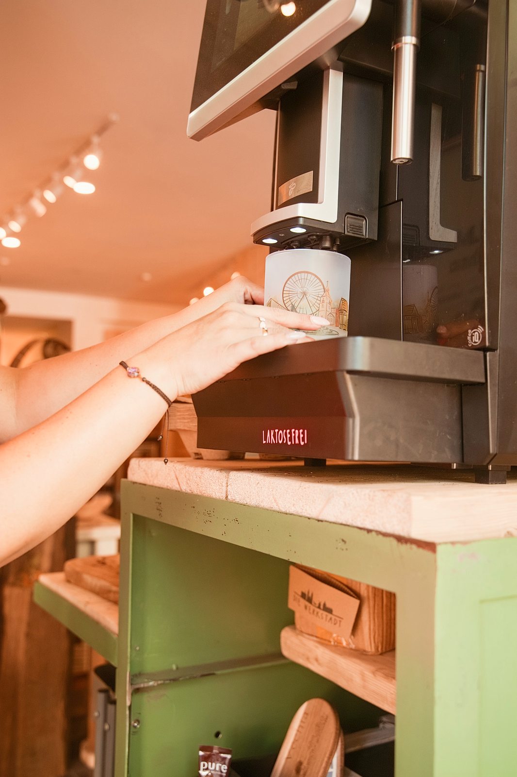 Kaffee aus der Selbstbedienungs-Kaffeemaschine in einer Werkstadt-Tasse mit Vechta-Motiv