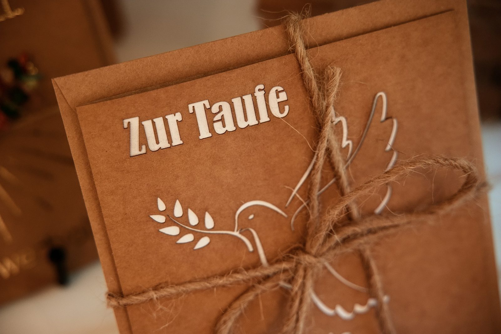 Liebevoll verpacktes Geschenk zur Taufe in der Werkstadt Vechta