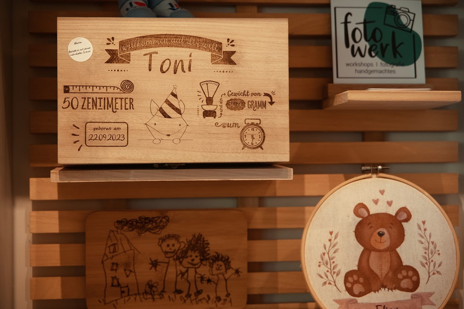 Personalisierte Geburtskiste aus Holz mit Lasergravur in der Werkstadt Vechta