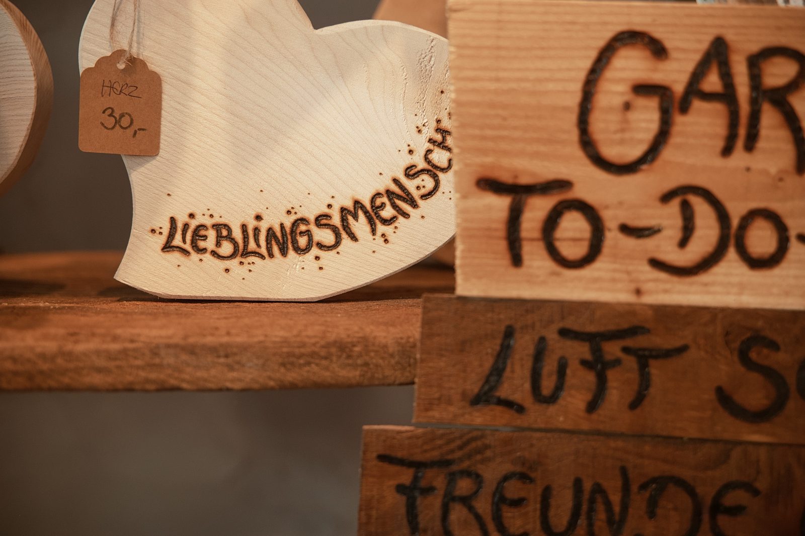 Handgefertigtes Holzschild in der Werkstadt Vechta